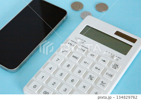 スマートフォンと計算機と小銭 スマートフォンと計算機と小銭 134829762