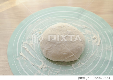 まとめたフランスパン生地 まとめたフランスパン生地 134829823