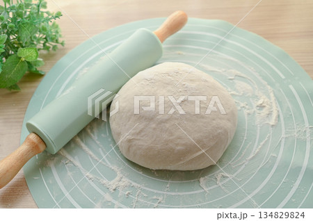 まとめたフランスパン生地 まとめたフランスパン生地 134829824