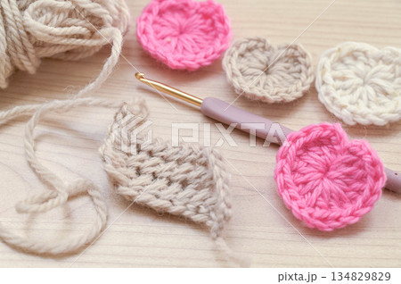 ハート形のモチーフ 134829829