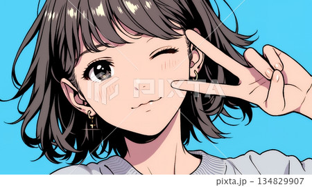 アイドルのように顔の横でピース+ウィンクしている若い女性 アイドルのように顔の横でピース+ウィンクしている若い女性 134829907