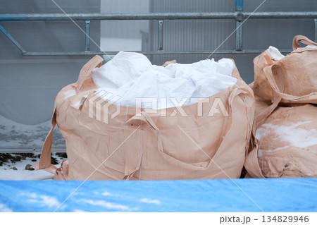 ゴミ、廃棄物、建設現場、産業廃棄物、工事、環境、分別、資源、袋、廃棄、工事現場、家、新築現場、一戸建 134829946