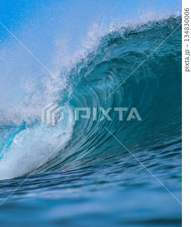 Captivating Wave Curling With Shimmering Foam And Intense Motion 134830006