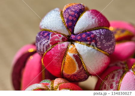 和布で作られた手毬のクローズアップ｜縮緬と金糸が映える日本の伝統工芸 134830027