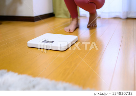 ヨガウェアで体重計を見る日本人女性の足元　ダイエット　レギンス 134830732
