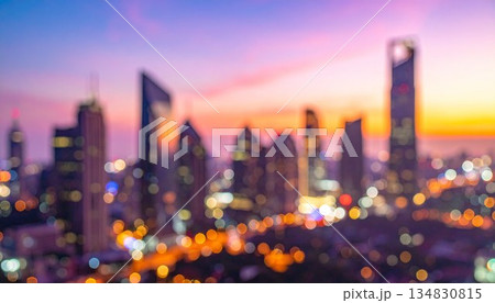 ソフトフォーカスの背景画像　ぼやけた都会のビルの夜景 134830815