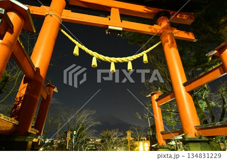 闇夜に浮かぶ富士 134831229