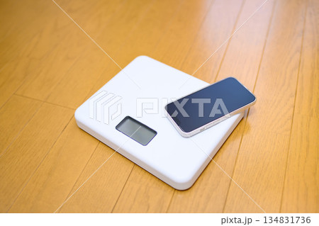 フローリングの上の体重計にスマホを置いて　計測イメージ 134831736