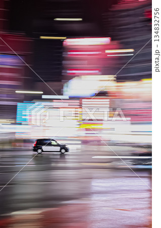 夜の都会を疾走するタクシー_縦 夜の都会を疾走するタクシー_縦 134832756