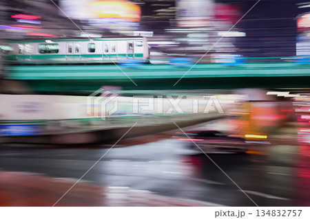 夜の新宿を横切る山手線 134832757