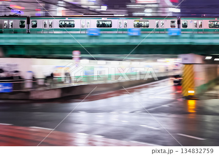 雨の都会を走る通勤電車の光景 雨の都会を走る通勤電車の光景 134832759