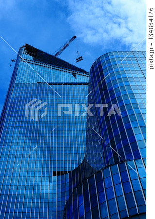 雲のない青空と建設中の高層ビル 134834126