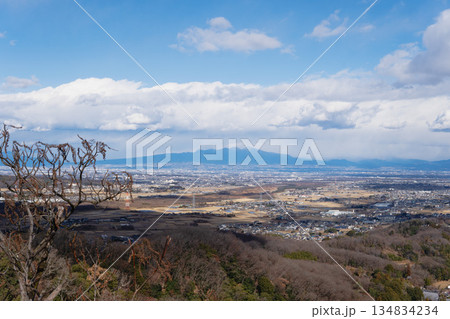 埼玉県：御嶽山の岩山展望台（金鑚神社奥宮）から見る榛名山／神川町 134834234