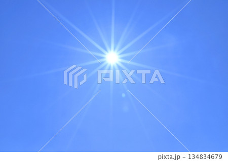 青空と太陽 直射日光 ( fix撮影 ) 青空と太陽 直射日光 ( fix撮影 ) 134834679