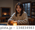 夜のリビングでくつろぐ女性 134834983