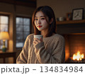 部屋でホットドリンクを飲む女性 134834984