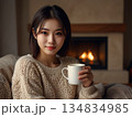 温かい飲み物でリラックスする女性 134834985