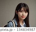 振り向く女性 134834987