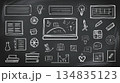黒板にチョークで描くイラスト 134835123