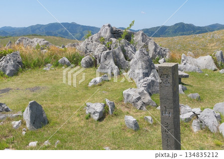 2025年春の枯れ草が残る秋吉台 冠山山頂 2025年春の枯れ草が残る秋吉台 冠山山頂 134835212