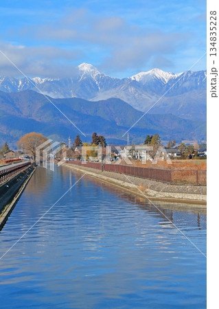 冬の安曇野　拾ヶ堰と北アルプス 134835228