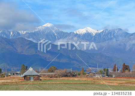 冬の安曇野　田園と北アルプス 134835238