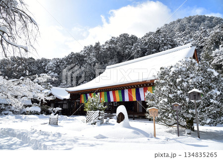 雪の積もった二尊院の本堂 134835265