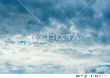 秋の空に雲が広がる18 134835536