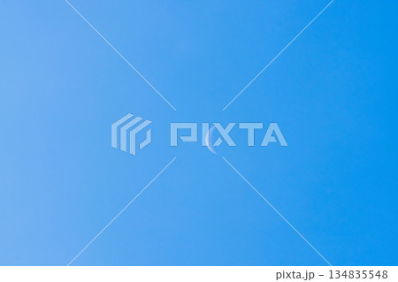 秋の朝　青空と白い月01 134835548