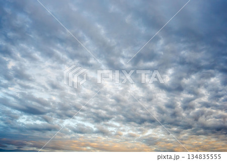 秋の夕暮れに輝く曇り空52 134835555
