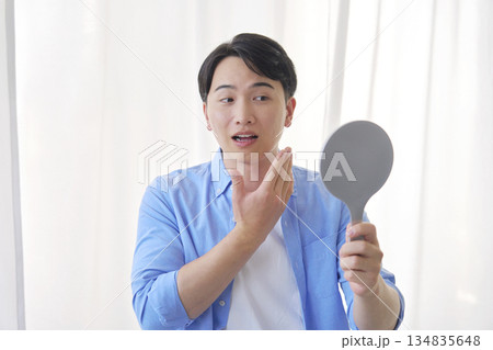 鏡を見る男性 20代 美容 鏡を見る男性 20代 美容 134835648