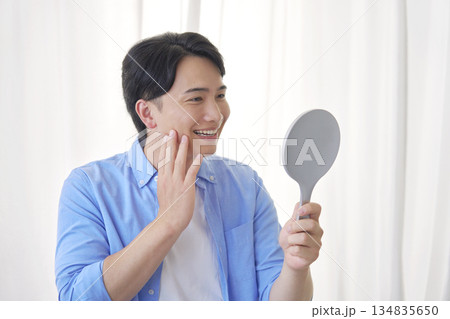 鏡を見る男性　20代　美容 134835650