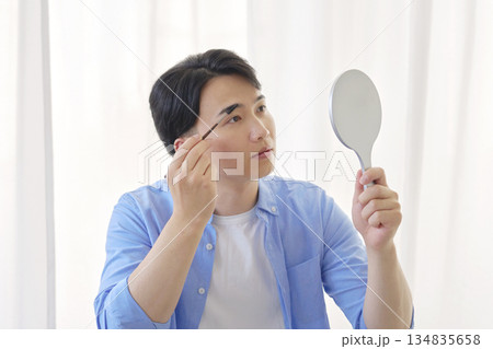 眉毛を描く男性 20代 眉毛を描く男性 20代 134835658