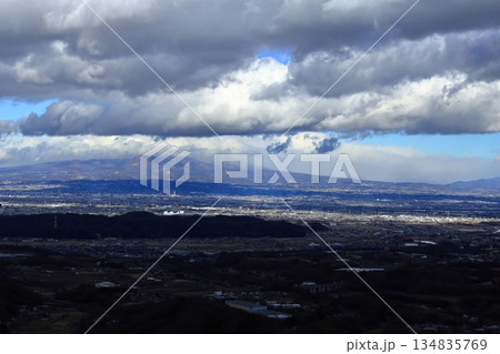高崎市の牛臥山から見た赤城山 134835769