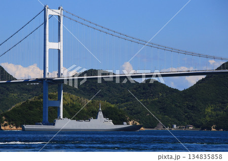 来島海峡大橋を通過する船 来島海峡大橋を通過する船 134835858