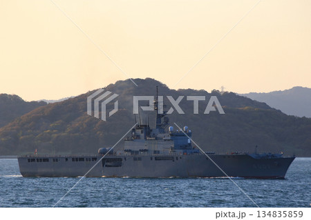 夕日に照らされる輸送艦 夕日に照らされる輸送艦 134835859