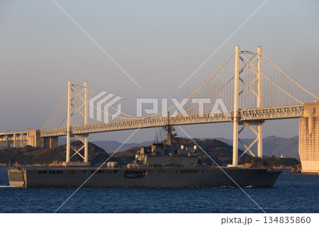 夕日に照らされる輸送艦 134835860