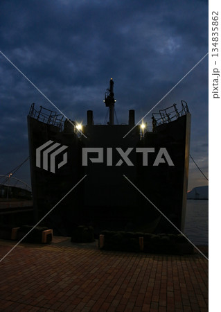 夜明け前に船首ランプ開閉中の輸送艦 134835862