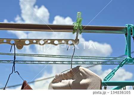 青空と物干し竿とロープ 134836105