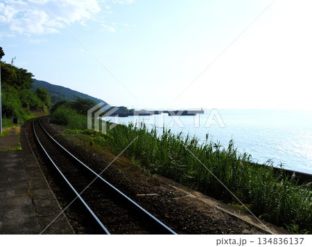 愛媛県の海岸沿いに伸びる線路 愛媛県の海岸沿いに伸びる線路 134836137