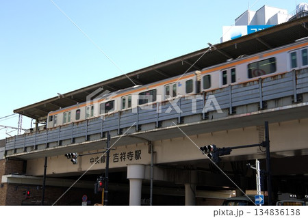 中央線の吉祥寺駅と駅に停まる列車 中央線の吉祥寺駅と駅に停まる列車 134836138