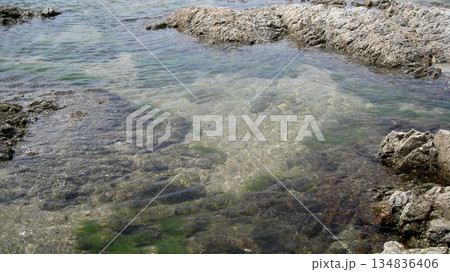 穏やかな海と奇岩 穏やかな海と奇岩 134836406