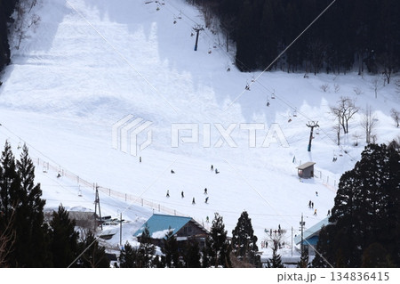 氷ノ山中腹から見下ろすわかさ氷ノ山スキー場 134836415