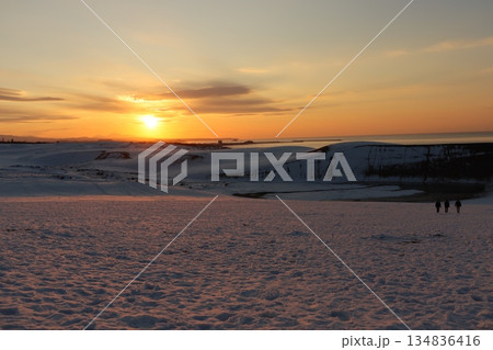 薄紅色に雪を染める鳥取砂丘の冬の夕景 薄紅色に雪を染める鳥取砂丘の冬の夕景 134836416