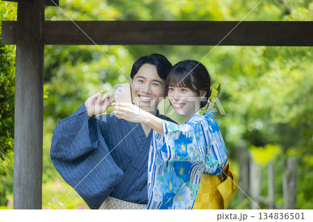 浴衣でデートをする男女 134836501