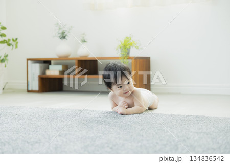 ずり這いする赤ちゃん ずり這いする赤ちゃん 134836542