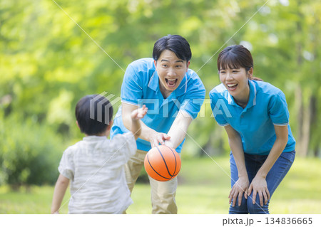 子供と遊ぶ青いポロシャツの男女スタッフ  134836665