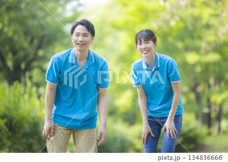 子供と遊ぶ青いポロシャツの男女スタッフ  134836666