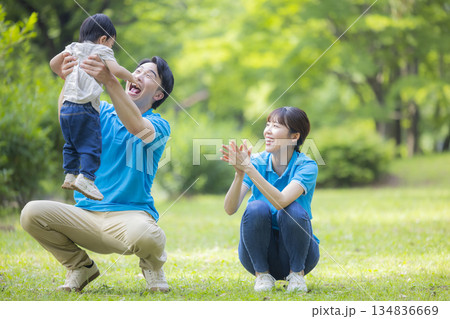 子供と遊ぶ青いポロシャツの男女スタッフ  134836669