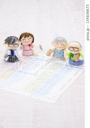 医師、看護師、おじいちゃん、おばあちゃんの人形と健康診断の結果の用紙 134836673